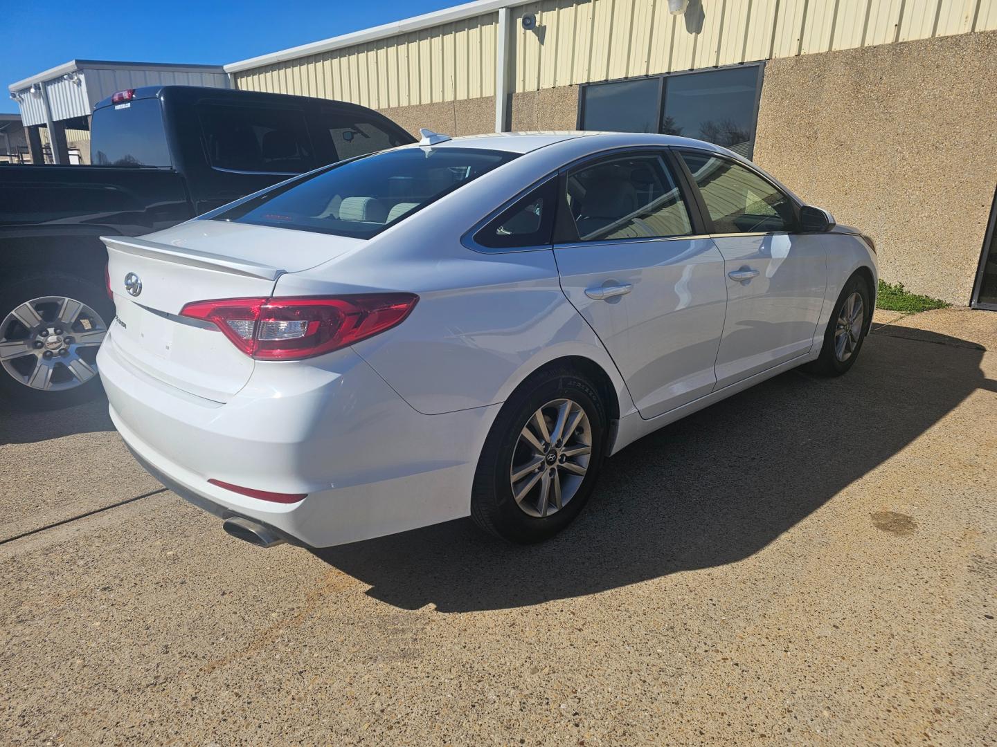 2017 WHITE Hyundai Sonata SE (5NPE24AF7HH) with an 2.4L L4 DOHC 16V engine, 7A transmission, located at 533 S Seven Points BLVD, Seven Points, TX, 75143, (430) 255-4030, 32.313999, -96.209351 - Photo#2